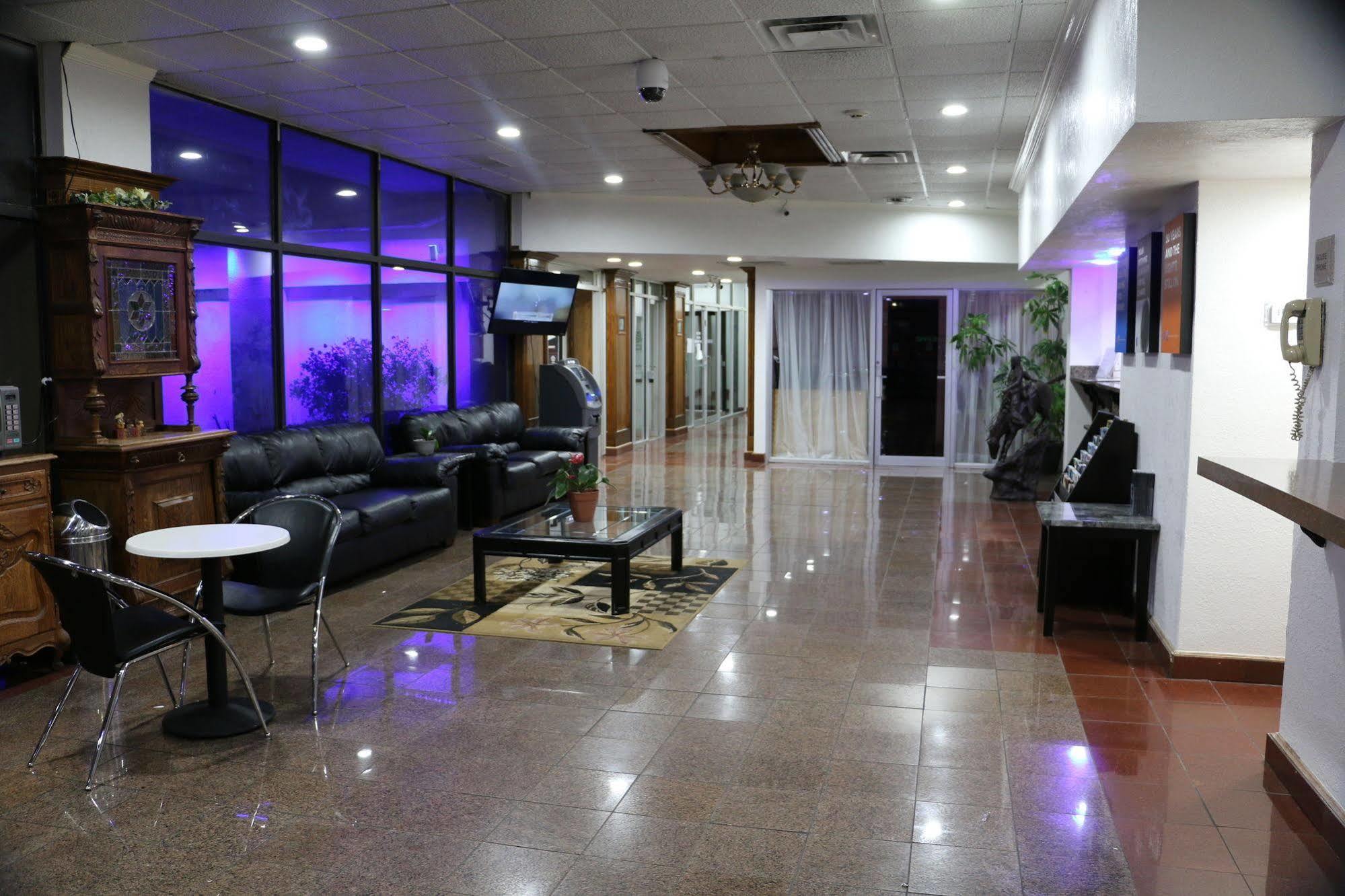 Sky Hotel At Tulsa Airport Экстерьер фото